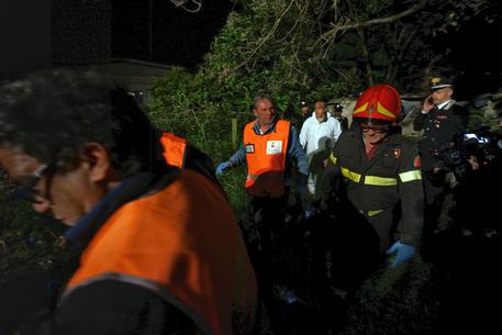 Getta figlie da finestra | arrestata