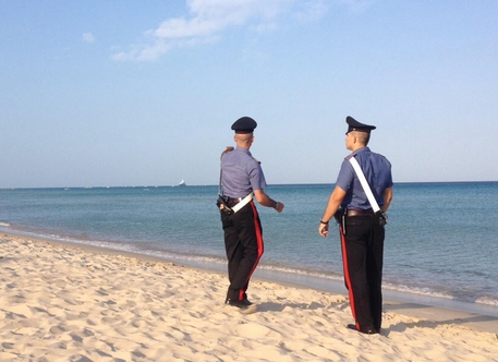 Ravenna, violentata durante la festa in spiaggia: 18enne soccorsa dall'amica