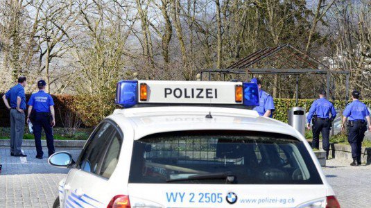 Paura su treno svizzero, attacca passeggeri con coltello: 7 feriti