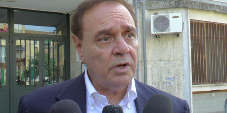 Benevento: Il sindaco Mastella chiede alla Regione di convocare un vertice per l’emergenza rifiuti