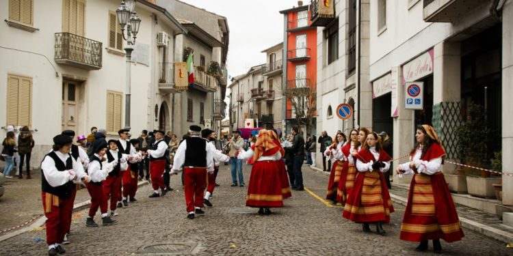 Un paese in maschera: A Castelvetere sul calore
