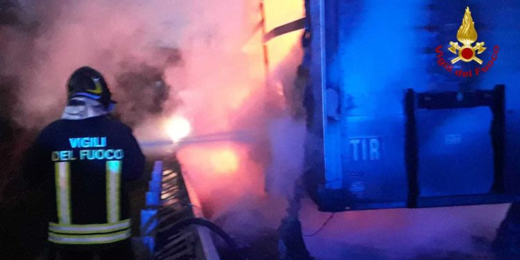 Pratola Serra: Incendio per un mezzo pesante