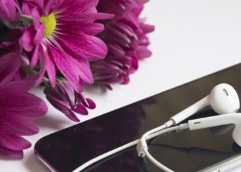 L’uso delle auricolari e del cellulare in auto