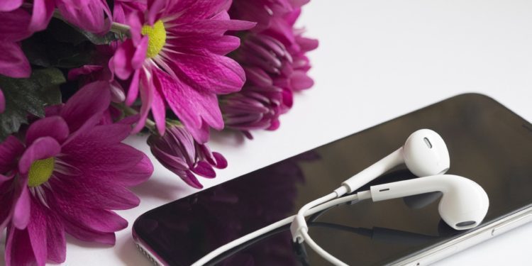 L’uso delle auricolari e del cellulare in auto