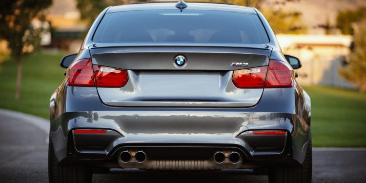 Automobili: se ne comprano di meno, se ne noleggiano di più