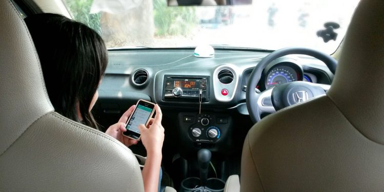 Come usare il telefono in sicurezza mentre si guida