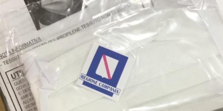 Campania: Da lunedì mascherine facoltative all’aperto. Resta l’obbligo al chiuso