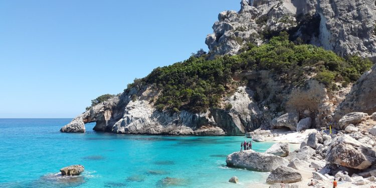 Vacanze 2020, Sardegna e Puglia in cima ai desideri degli italiani