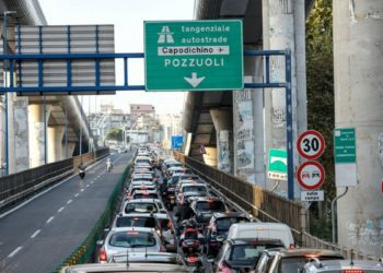Controllare il traffico quando ci si muove, specie in città grandi come Napoli