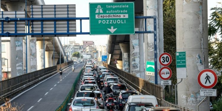 Controllare il traffico quando ci si muove, specie in città grandi come Napoli