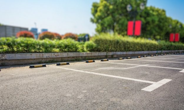 Riparare il parcheggio aziendale da sole e grandine con i gazebo per auto