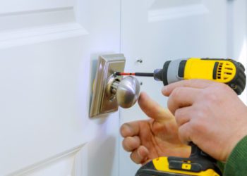 Come sostituire la serratura di una porta in 7 passaggi