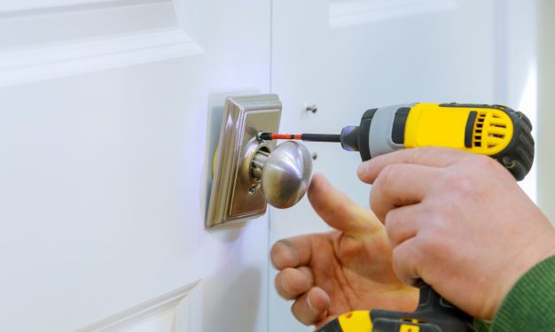 Come sostituire la serratura di una porta in 7 passaggi