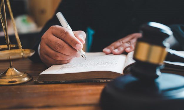 Di cosa si occupa l’avvocato tributarista e quali sono le differenze con il commercialista