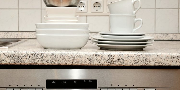 Le 3 cause principali per cui la tua lavastoviglie perde acqua