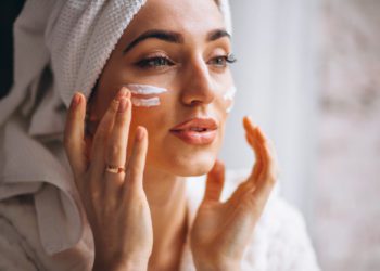 La crema viso, immancabile protagonista della skincare quotidiana