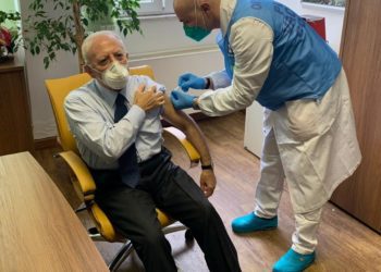 V-day, De Luca: “Anche io mi sono vaccinato”