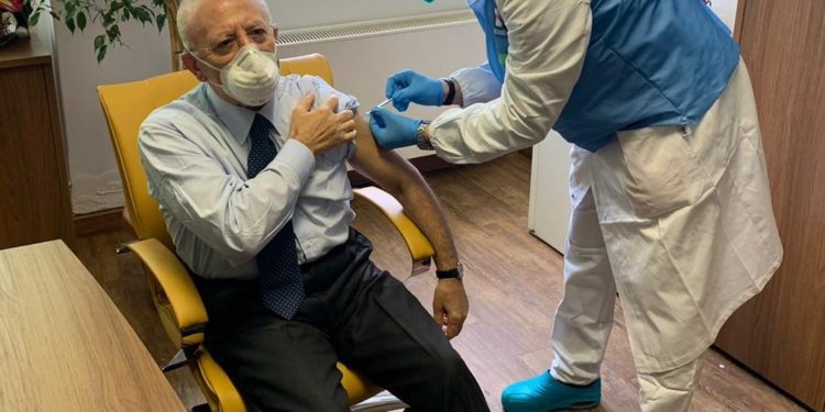 V-day, De Luca: “Anche io mi sono vaccinato”
