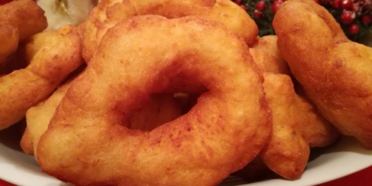 Un dolce tipico della tradizione calabrese: le zeppole fritte