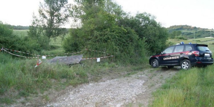209 veicoli depositati in un fondo agricolo. Area sequestrata