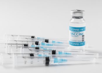 Vaccini, De Luca: Porre fine al caos informativo. Vietati AstraZeneca e Johnson sotto i 60 anni