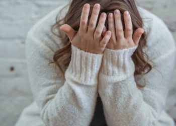 Come funziona la crescita dei capelli e quali sono i fattori che la influenzano? L’intervista al Dott. Emrah Cinik di Istanbul