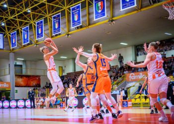 Il Beretta Famila super Valencia 48-56. Domani alle 19.30 la sfida decisiva con Bourges