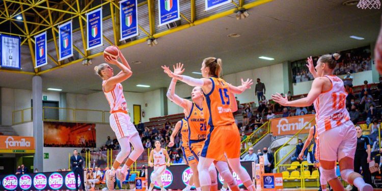 Il Beretta Famila super Valencia 48-56. Domani alle 19.30 la sfida decisiva con Bourges