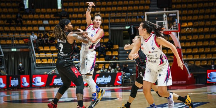 Le V nere si impongono sulla Dinamo Sassari