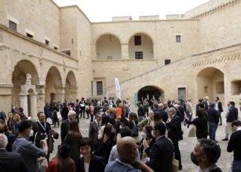 FOCOLAIO COVID, CERVINARA SULL’ORLO DELLA  ZONA ROSSA. DE LUCA: “MISURE TEMPESTIVE MA PREVALGA LA RESPONSABILITA'”