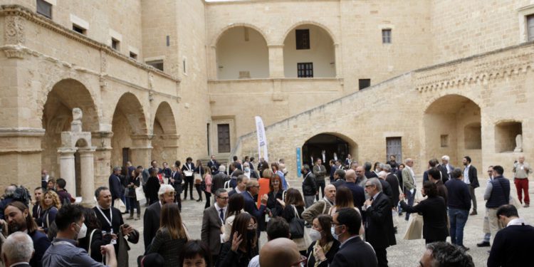 FOCOLAIO COVID, CERVINARA SULL’ORLO DELLA  ZONA ROSSA. DE LUCA: “MISURE TEMPESTIVE MA PREVALGA LA RESPONSABILITA'”