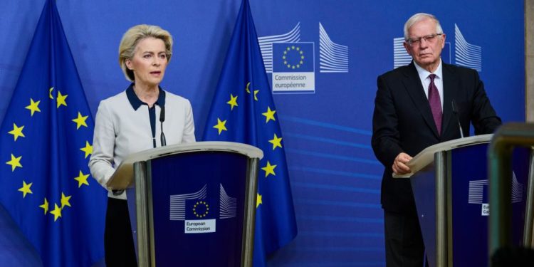 La Presidente von der Leyen e l’AR/VP Borrell condannano il barbaro attacco perpetrato dalla Russia contro l’Ucraina