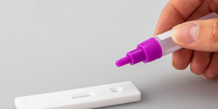 DAD NEGATA AGLI ALUNNI CON FAMILIARI FRAGILI, LA DISPERAZIONE DELLA SIGNORA GIOVANNA: “MIO MARITO E’ GRAVEMENTE MALATO, NON POSSIAMO RISCHIARE CHE MIA FIGLIA PORTI IL CONTAGIO A CASA”