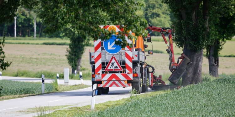 Stipulati i contratti di appalto per la manutenzione delle strade urbane ed extraurbane e i campi di paddle di Santa Maria degli Angeli