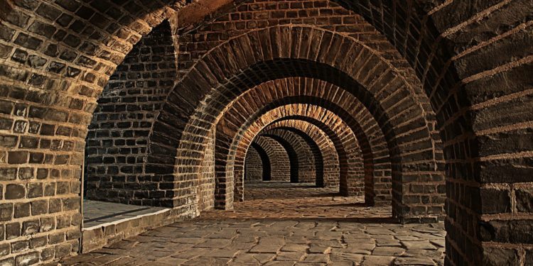 L’Associazione culturale In folio e l’Associazione APS È fatto giorno presentano l’ultimo lavoro di Nicola Vacca “Muse nascoste. La rivolta poetica delle donne”.