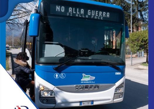 𝗔𝗜𝗥, 𝗺𝗶𝘀𝘀𝗶𝗼𝗻𝗲 𝘂𝗺𝗮𝗻𝗶𝘁𝗮𝗿𝗶𝗮 𝗽𝗿𝗼 𝗨𝗰𝗿𝗮𝗶𝗻𝗮. 𝗜𝗻 𝗽𝗮𝗿𝘁𝗲𝗻𝘇𝗮 𝗱𝘂𝗲 𝗯𝘂𝘀 𝗱𝗲𝗹𝗹𝗮 𝘀𝗼𝗹𝗶𝗱𝗮𝗿𝗶𝗲𝘁𝗮̀.