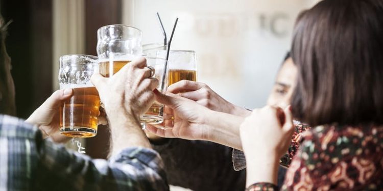 Il falso mito dell’alcol come toccasana per il cuore