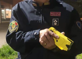 Taser operativi per le Forze di polizia, Lamorgese: passo importante per l’incolumità degli operatori a presidio di territori