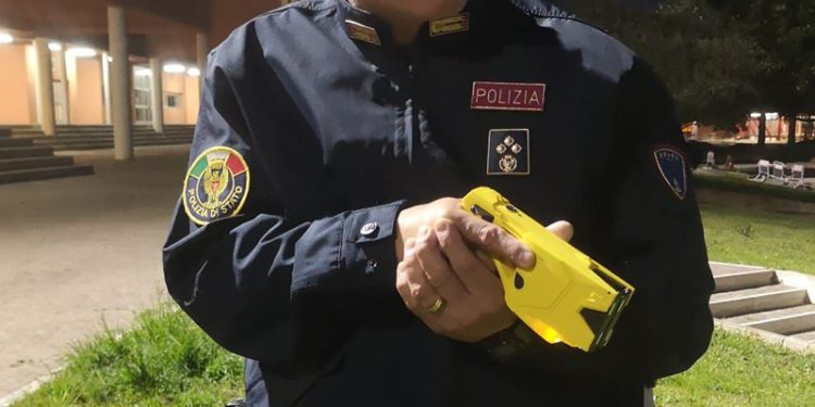 Taser operativi per le Forze di polizia, Lamorgese: passo importante per l’incolumità degli operatori a presidio di territori