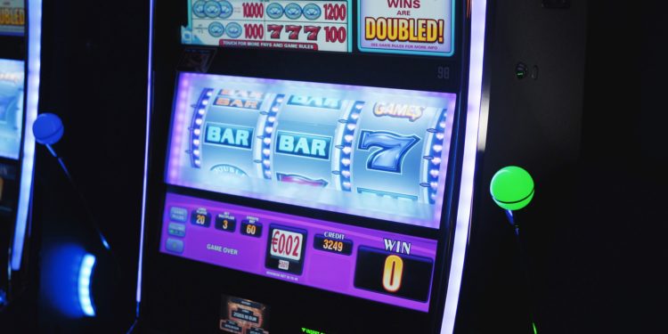 Slot machine, evoluzione della specie: da quelle da bar all’online
