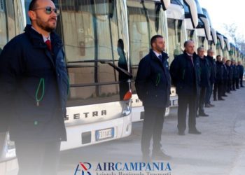 Non indossa la mascherina sul bus, minaccia l’autista e poi buca una ruota del pullman