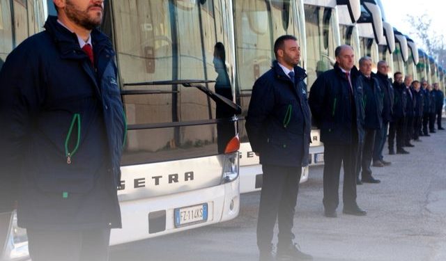 Non indossa la mascherina sul bus, minaccia l’autista e poi buca una ruota del pullman