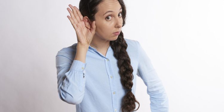 Problemi di udito? Sfruttiamo i test online e l’uso di un apparecchio acustico