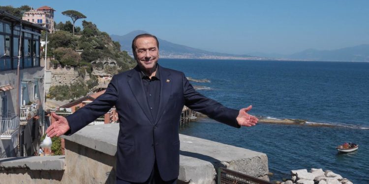 Discesa in campo, partito e governo: le parole di Berlusconi a Napoli