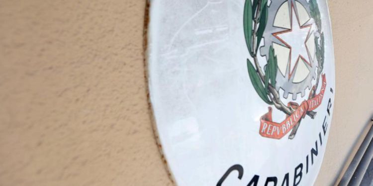 Napoli, tenta di uccidere il cugino per soldi: arrestato 19enne