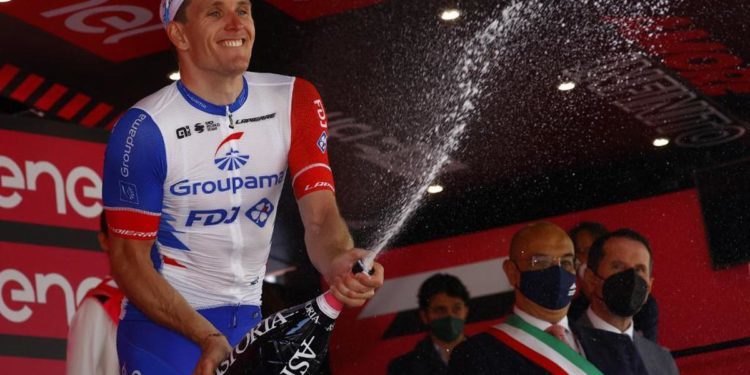 Giro d’Italia 2022, Demare vince quinta tappa in volata