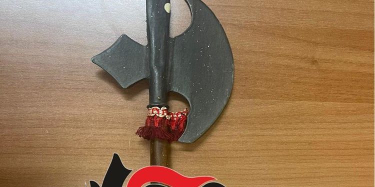 Napoli, con ascia medievale tenta di rapinare negozio: arrestato