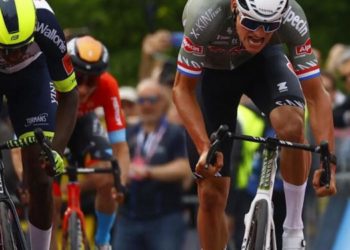 Giro d’Italia 2022, van der Poel prima maglia rosa