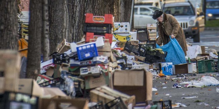 Povertà assoluta ancora ai massimi nel 2021, tocca 5,6 milioni di persone