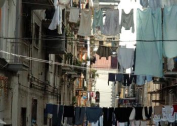 Napoli, arriva il divieto dei panni stesi sui balconi?